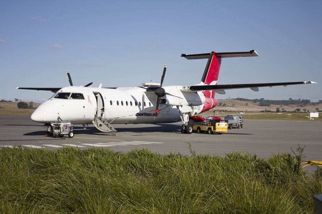 Bombardier Dash 8 Q300 Images