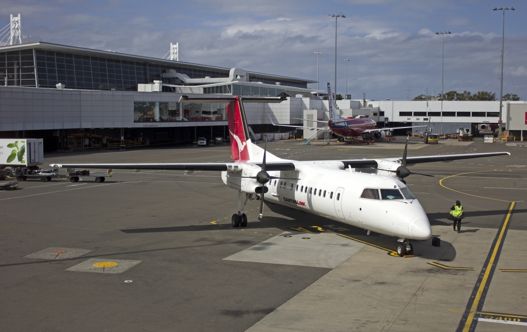 Bombardier Dash 8 Q300 Pictures