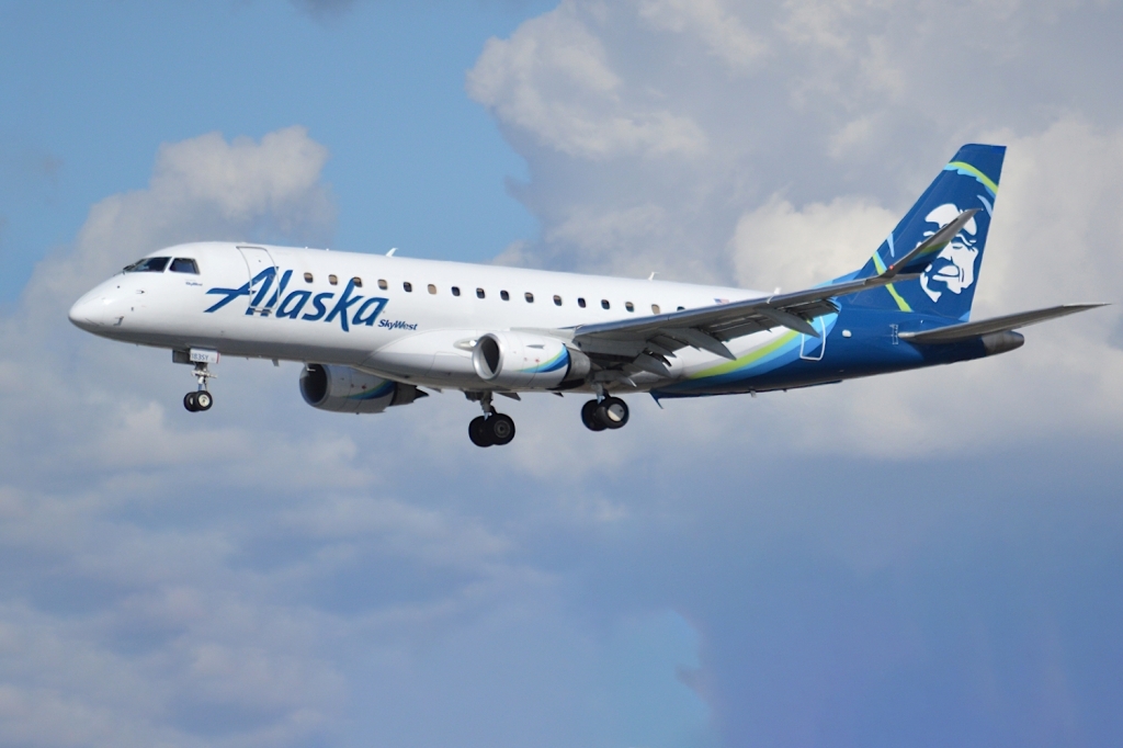 Embraer E175 Pictures