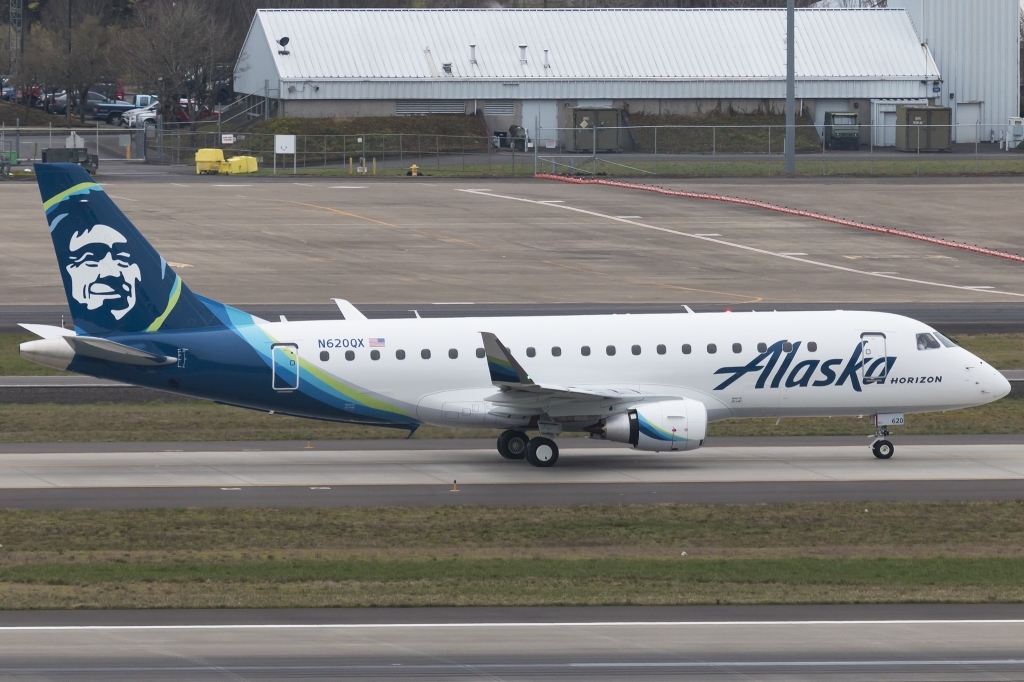 Embraer E175 Wallpaper
